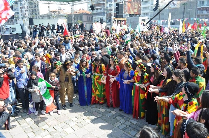 İzmir Gündoğdu'da 40.000 Kişilik İlk Nevruz Kutlaması