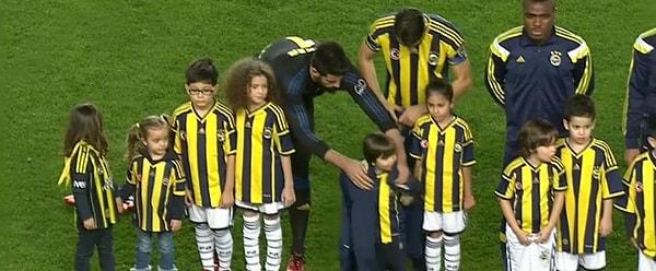 Fenerbahçe'de ısınmalar esnasında sakatlanan Gökhan Gönül'ün yerine Mehmet Topuz ilk 11'de sahada.