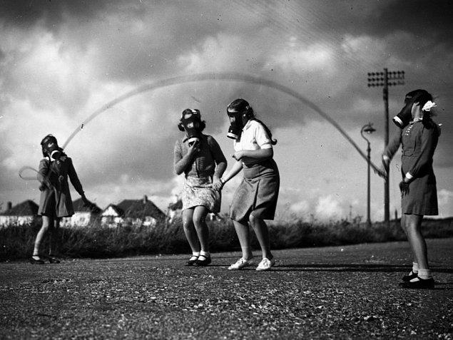 4. İngiltere'nin güney kıyı şerinde geçici evleri olan parklarda gaz maskleriyle oynayan Londralı çocuklar, 1940.
