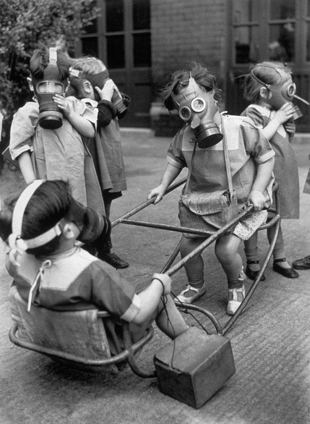 8. 1940 yıllarında gaz maskeleriyle oynayan küçük kız çocukları.
