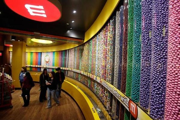 13. Amerika'da mağazalardan en çok aşırılan yiyecek şekerlemedir.