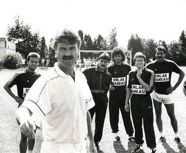 1. 1990 | Hakan Tecimer, Guus Hiddink, Müjdat Yetkiner, Hasan Kemal Özdemir, Erdi Demir, Yaşar Duran (Fenerbahçe)