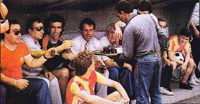 37. Adana Şehir Stadı Mayıs 1988 | Maç esnasında Galatasaray yedek kulübesine yapılan çay servisi. (Adana Demirspor - GS)