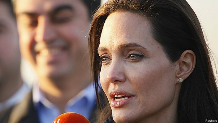 Angelina Jolie Yumurtalıklarını Aldırdı