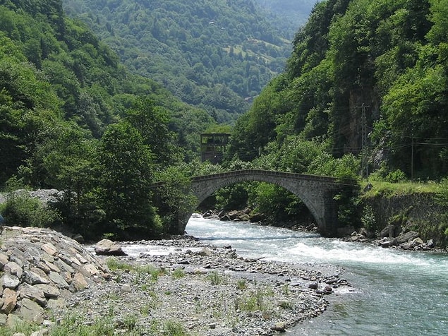 6. Üşengeçlik yapmayın ve temiz hava almaya çıkın. Karadeniz'in dağlarına çıkamıyorsanız da mahalledeki parkta bir tur atmak sizi kendinize getirir.