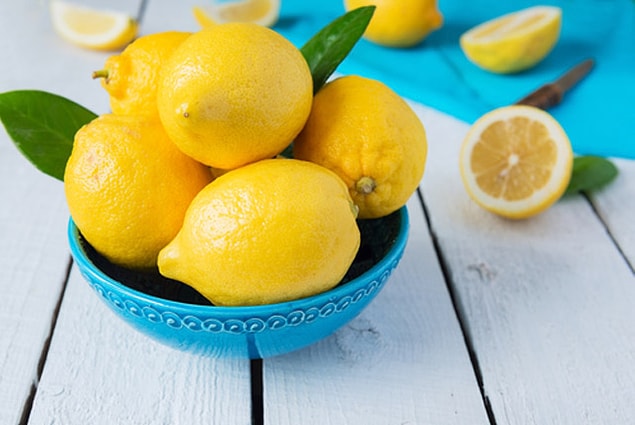 3. Limonlu su sindirime yardımcı olur.