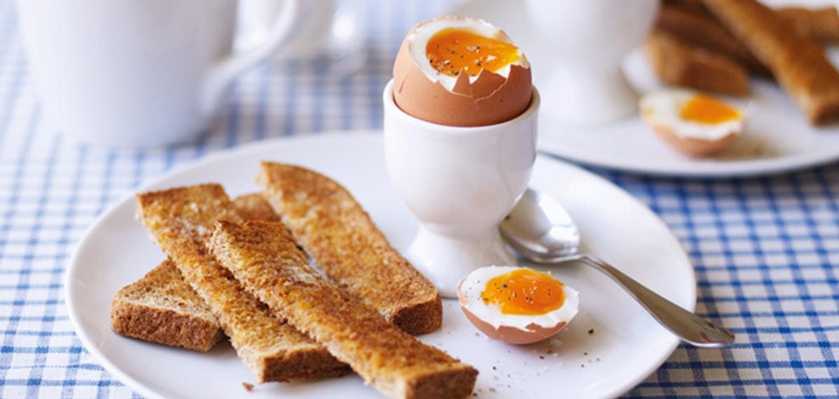 Можно есть яйца каждый день на завтрак. Завтрак на 14 февраля. A boiled Egg and Soldiers.