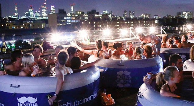 2. Hottub London adıyla hizmet veren bu sinema salonundaki sıcak suyla dolu, hatta dilerseniz jakuzili ya da köpüklü havuzlarda film izlemek moda.