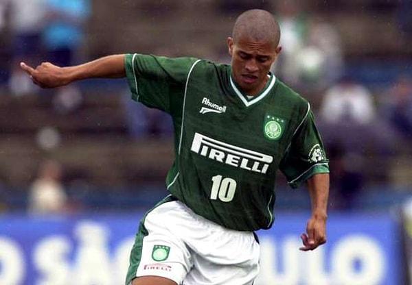 2 sene boyunca burada forma giyen Alex, kariyerini 1997 yılından itibaren aynı ligin takımlarından olan Palmeiras'ta devam ettirdi.