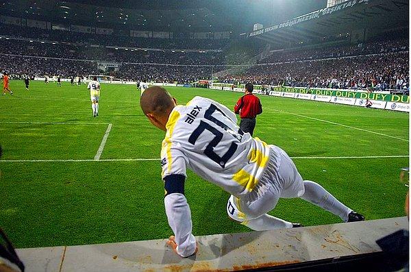 2010-2011 sezonunda Süper Lig ve Fenerbahçe tarihinde 2. kez Gol Kralı olan ilk ve tek yabancı futbolcudur. Ayrıca 2010-2011 sezonunda Süper Lig ve Fenerbahçe tarihinde 4. kez Asist Kralı olan ilk ve tek yabancı futbolcu olmuştur.