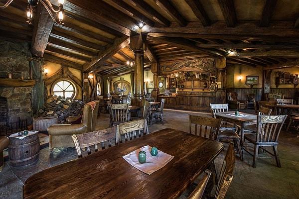 16. 2002 yılından bu yana halka açık olan Yeni Zelanda’daki Hobbiton köyüne gidenlerin uğrak noktası ise  "Green Dragon" adlı bu pub.