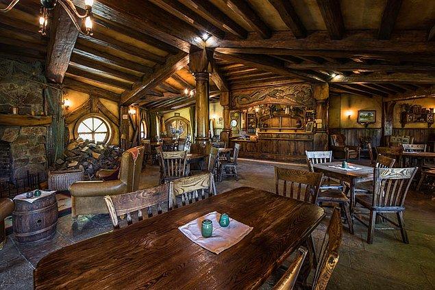 16. 2002 yılından bu yana halka açık olan Yeni Zelanda’daki Hobbiton köyüne gidenlerin uğrak noktası ise  "Green Dragon" adlı bu pub.