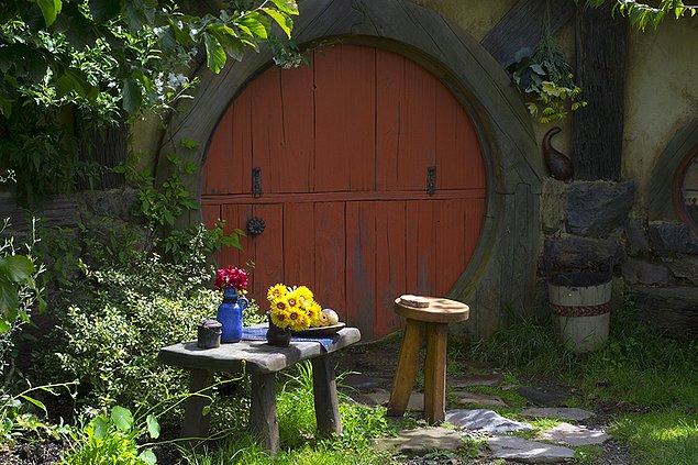 14. Shire'da kimi bölgeler ise, orada nesillerdir yaşayan Hobbit ailelerin adlarıyla anılmaktadır.