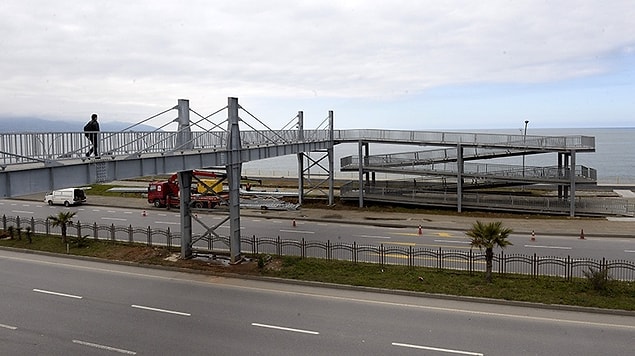 Vatandaş 50 metre mesafe için 350 metre yürüyor
