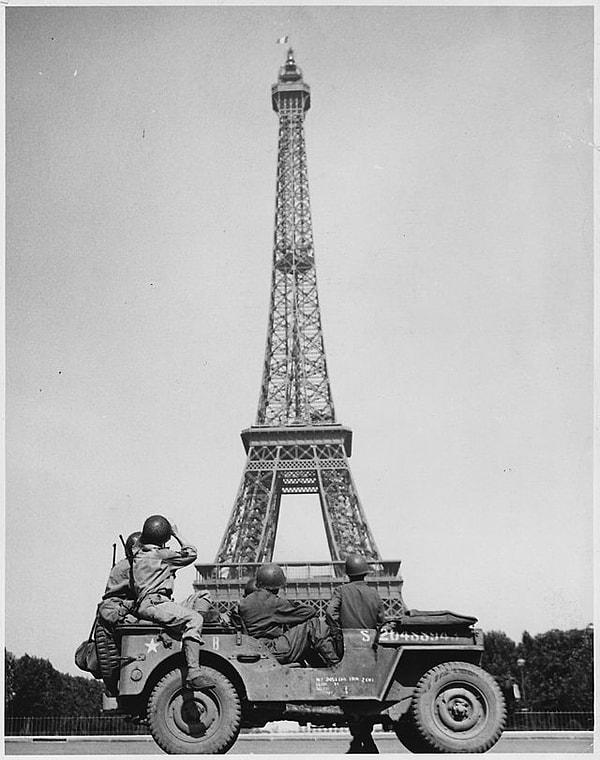 13. 1. Dünya Savaşı'nın ilk Marne Muharebesi'nde, 1914 yılında Alman ilerleyişini, radyo dalgalarını engelleyerek Fransa ordusu için mükemmel bir iletişim aracı olan Eyfel Kulesi Fransa'ya büyük bir zafer kazandırdı.