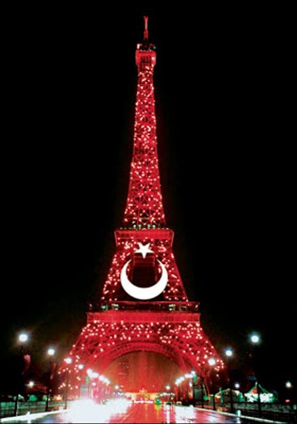BONUS: 2009 yılında Fransa'daki ''Türkiye Mevsimi'' etkinliklerinde, Eyfel Kulesi 5 gece boyunca Türk bayrağının renkleriyle ışıklandırıldı.