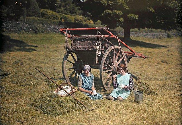 5. Çay molası vermiş iki çiftçi kadın, Lancashire.