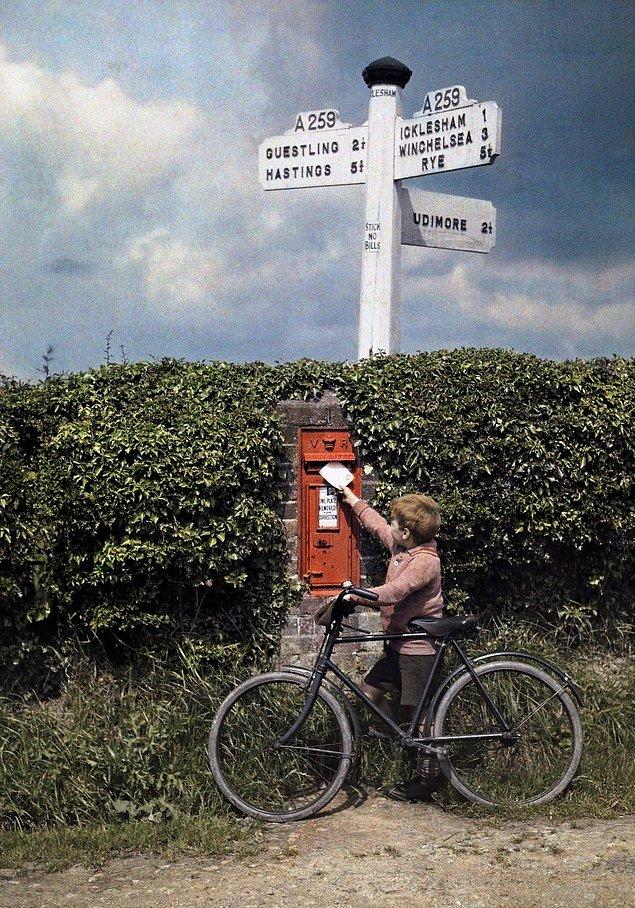 20. Bu sefer mektubunu postalayan küçük bir oğlan çocuğu, Sussex.