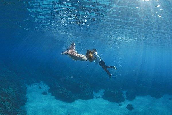 2. Oahu'lu çift evlenmeden önce, su altında nişan fotoğrafları çektirmek istemiş.