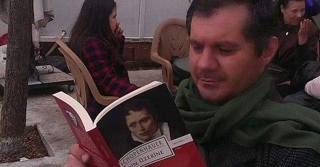 Halil Serkan Öz: Derste Vali tarafından azarlandı, dersten kovuldu. Yaşanan olayın protesto edildiği eylemde hayatını kaybetti.