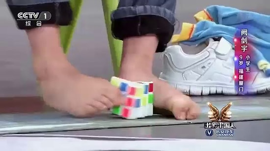 Elleri ve Ayakları ile Aynı Anda İki Farklı Rubik Küpünü Çözen Çinli Çocuk