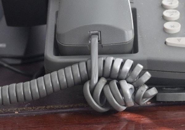 10. Telefonla konuşturmamaya and içmiş şekilde dolanan telefon kabloları