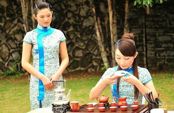 9. Çin'de misafire çay servisinin yapılmasının ardından konuk parmaklarını birkaç defa masaya vurarak minnettarlığını gösterir.