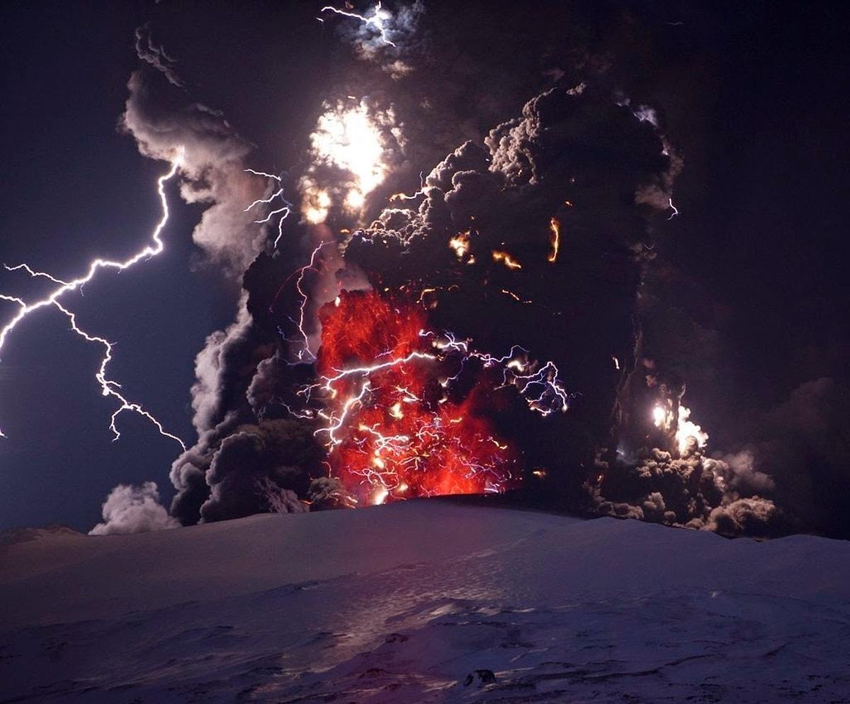 Жуткая молния. Франциско Негрони гроза вулкан. Вулканические молнии Эйяфьятлайокудль в Исландии. Вулканическая гроза. Стихийные бедствия молния.