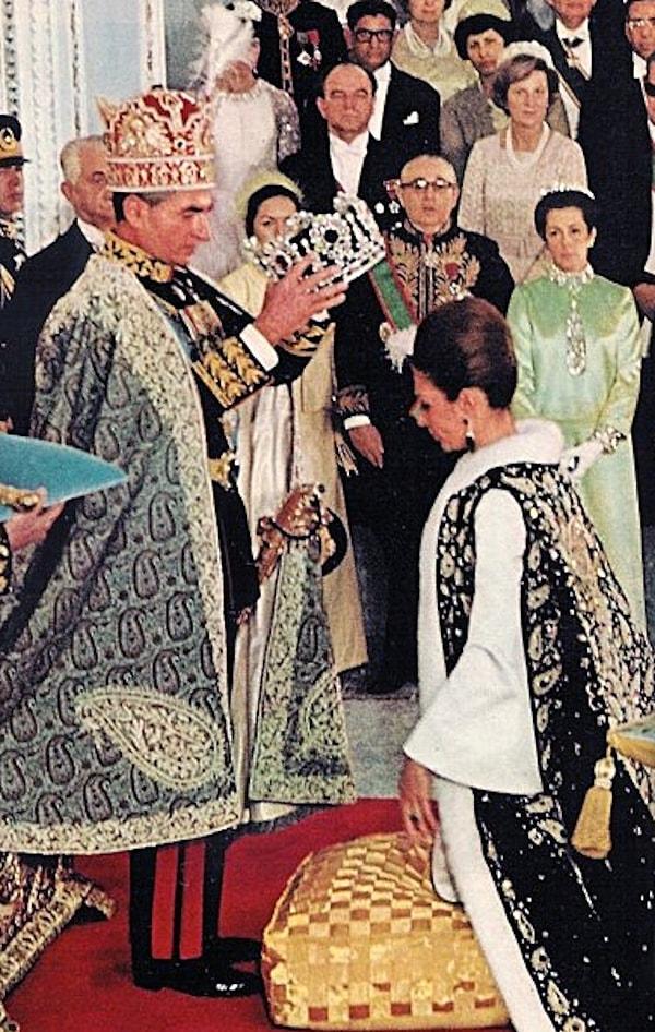 18. 1967 yılında Muhammed Rıza Şah Pehlevi, Farsçada "Kralların Kralı" anlamına gelen Şehinşah unvanın aldı.
