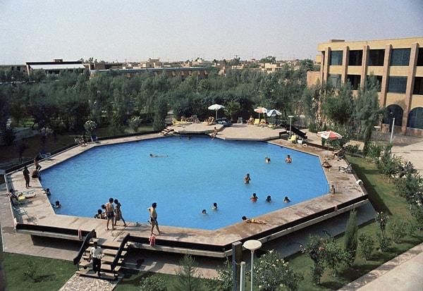 23. İran Ulusal Petrol Şirketi'nin misafirhanesinde bulunan bir havuz.