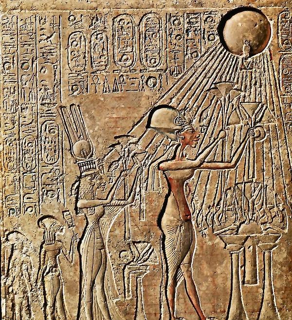 10. Bunun üzerine, Firavun olduktan 6 yıl sonra Tanrı Amon’a tapınılmasını yasakladı ve tek tanrı olarak Aton’a yani Güneş’e tapınılacağını açıkladı.