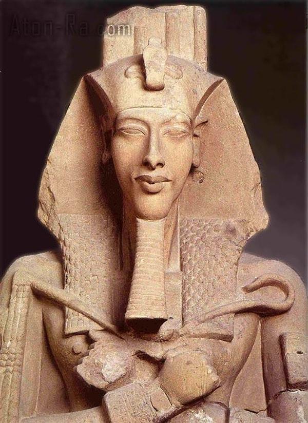 16. Fakat Akhenaton’un ellerindeki aykırılıklar heykele de aktarılmıştır ve bellidir.