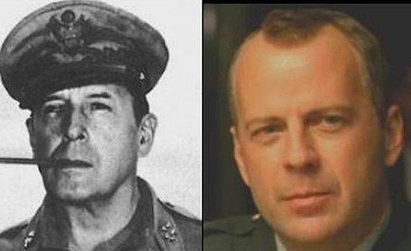7. Bruce Willis - 2.Dünya Savaşı Generali Douglas MacArthur