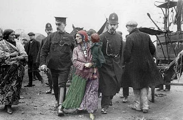7. Yine aynı dönemlerde Danimarka, ülkeyi terketmeyen tüm Romanlara idam cezası getirir…