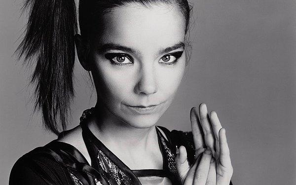 İzlanda'nın en önemli kadını; Björk, Jon'un sıkı takipçisi. Jon da eskiden müzikle uğraştığı için ona bir teklif götürmüş ve Jon ve karısını bir turnesini birlikte yapmaya ikna etmiş.