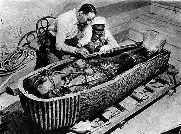 20. Mısır’ın tartışılmaya halen devam edilen firavunu Tutankhaton’un sırrı halen çözülebilmiş değildir. Mezarın açılması sırasında yaşanan ‘talihsizlikler(!)’ de göstermiştir ki bu sırrı çözebilmek de çok kolay olmayacaktır.