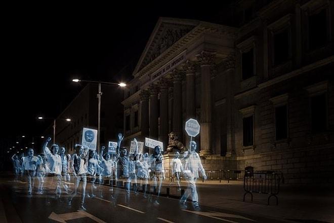 Madrid'te Hologram ile Protesto eylemi Yapan Göstericiler
