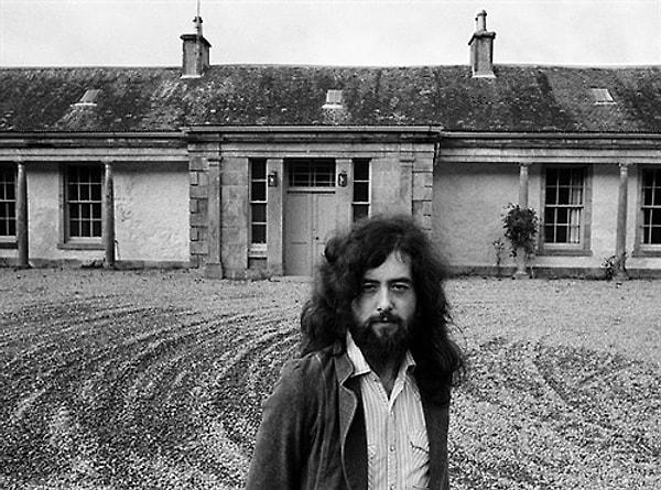 11. Crowley'nin bir dönem yaşamış olduğu İskoçya'daki Boleskine Konağı'nı Led Zeppelin'in ünlü gitaristi Jimmy Page satın almıştır.