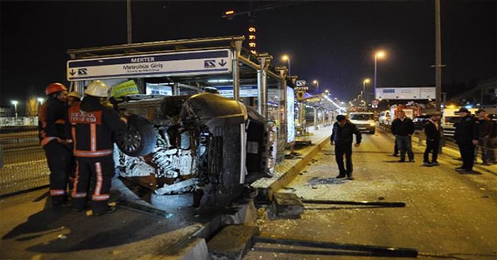 Ticari Araç, Metrobüs Durağına Daldı!