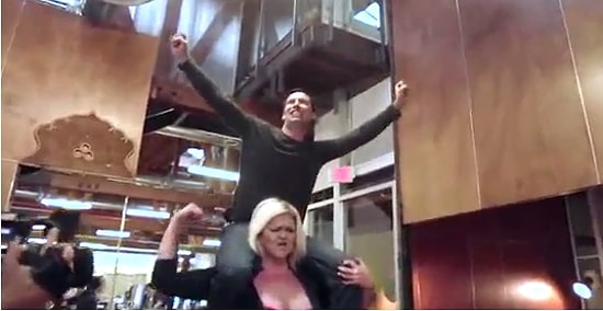 İri Adamları Çocuk Gibi Sırtında Taşıyan Dev Kadın