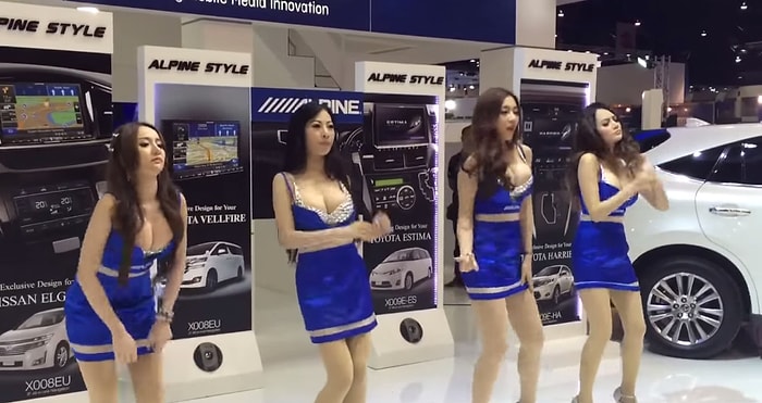 Uluslararası Motor Fuarında Fütursuzca Dans Eden Taylandlı Kızlar