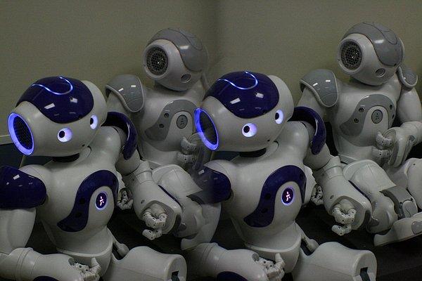 12. Robotlar toplantı yapmaz. Zira verimlilik esastır onlar için