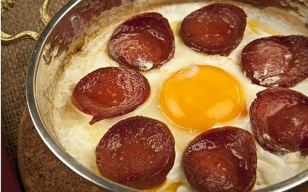 Kahvaltı onsuz olmaz: Sucuklu yumurta