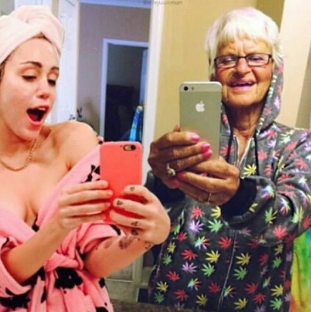 Bizim anneannelerimiz/babaannelerimiz daha Instagram nedir Twitter nedir hayal edemezken, "Baddie" teyzemiz çektiği Selfie'lerle modellik kariyerine bu yaşında ilk adımı atmayı başarmış.