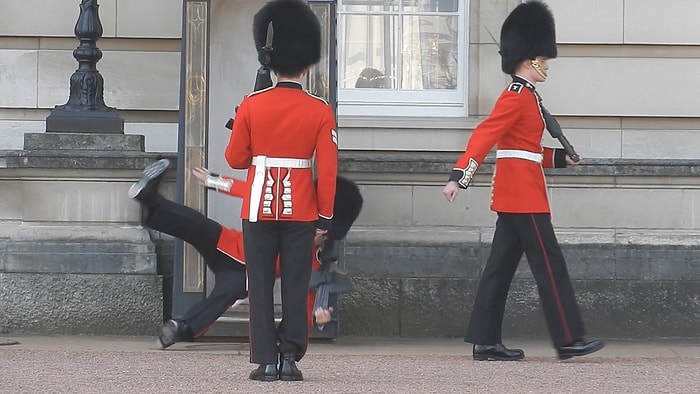 Kraliçe Elizabeth'in Muhafızının Ayağının Kayıp Düşmesi