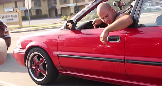 Hareket Halindeki Araç Sürücülerine 'Anahtarlar Kapının Üstünde Kalmış' Demek