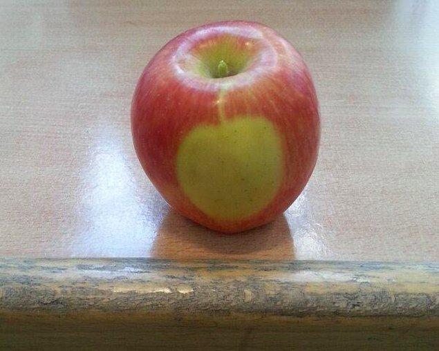 1. Kırmızı elmanın içinde yeşil elma var sanki