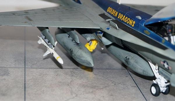 1/48 ölçek F-18 Hornet/Golden Dragons