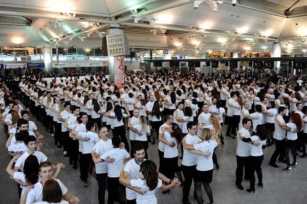 6. Danskeyfi Akademilerinin düzenlediği rekor denemesinde 5 dakika boyunca hatasız ve senkronize olarak en kalabalık Bachata Dansı yapan 198 çift danslarıyla Guinness'e girdi.