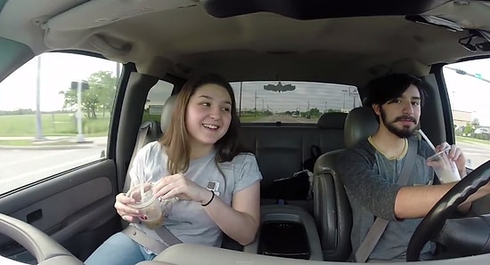 Baloya Gitme İsteğini Yol Kenarına Yazdığı Kelimelerle Kız Arkadaşına Söyleyen Adam